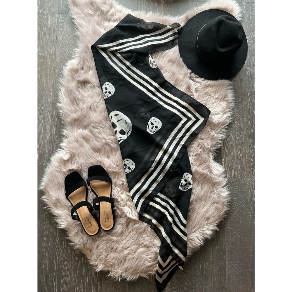 Classic Skull Scarf 🤍💀🖤